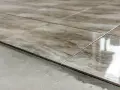 Detalles de diferentes tipos de suelos para casas: baldosas de cerámica con veteado de mármol sobre una base de hormigón.