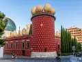 Teatr-Muzeum Salvadora Dalego w Figueres, z charakterystycznymi jajami na dachu, to surrealistyczne arcydzieło.