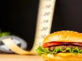 Ile kalorii ma Twój domowy burger? Zmniejsz je bez utraty smaku!