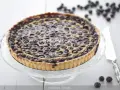 Tarta de arandanos casera, con masa dorada y arándanos jugosos, lista para disfrutar.