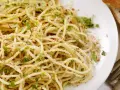 Un piatto di spaghetti conditi con aglio, olio, peperoncino e prezzemolo, un classico della pasta alla carrettiera.