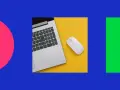 En laptop och en vit mus på en gul bakgrund. En illustration av bra kompetenser för digitalt arbete.