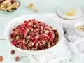 Bunter Brokkolisalat mit Granatapfelkernen und Nüssen, perfekt für den Thermomix.