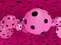 Salle infinie de Yayoi Kusama, remplie de sphères roses lumineuses à pois noirs, reflétées à l'infini par des miroirs.