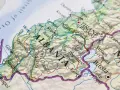 Mapa pokazuje, gdzie leży Albania, z zaznaczonymi miastami jak Tirana i wybrzeżem Morza Adriatyckiego.