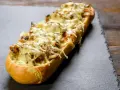 Jak zrobić idealną zapiekankę w domu? Sekret chrupkiej bułki!