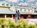 Pomnik przed Domem Pielgrzyma im. Jana Pawła II. Sprawdź ceny i godziny otwarcia baru.