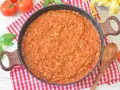 Gotowy do podania sos bolognese w głębokiej patelni. Idealny do makaronu, ten przepis na bolognese zachwyci każdego.