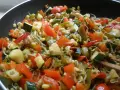 Kolorowe warzywa z kiełkami w woku, gotowe do podania jako pyszne kiełki stir fry.