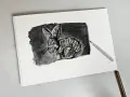 Un detallado dibujo carboncillo de un conejo con rayas, con un lápiz de carboncillo apoyado sobre el papel.