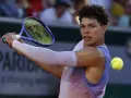 Ben Shelton, a joven tenista, golpea la pelota. Su edad es un factor clave en su prometedora carrera.