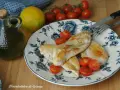 Petto di pollo alla piastra con pomodorini e limone, perfetto con una salsa leggera.
