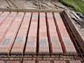 Strop Ackermana z widocznym zbrojeniem i pustakami ceramicznymi, przygotowany do zalania betonem.
