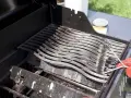 Der Grillrost ist schmutzig und muss gereinigt werden. Ein Grill schimmelt unter der Abdeckung, wenn er nicht richtig gelüftet wird.