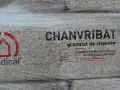 Sac de granulat de chanvre "Chanvribat", produit par des agriculteurs. Bien que le béton de chanvre ait des inconvénients, ce produit est 100% naturel.