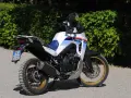Honda Transalp 750 bianca e blu, con logo "Transalp" sul fianco. L'altezza sella è ideale per affrontare ogni tipo di strada.