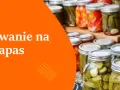 Słoiki z ogórkami i innymi przetworami, gotowe do wekowania na zapas.