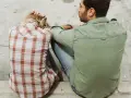 Ein Paar sitzt nachdenklich nebeneinander. Sie suchen vielleicht Rat bei einer kostenlosen Scheidungsberatung.