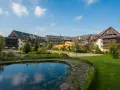 Idealny karpacz weekend we dwoje: hotel z basenem i zjeżdżalniami, otoczony zielenią i stawem.