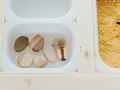 Drewniane kamienie i makaron tworzą ciekawą ścieżkę sensoryczną w ogrodzie.