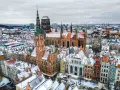 Zimowy widok na Gdańsk z wieżą Ratusza Głównego Miasta i Bazyliką Mariacką. Idealne miejsce, by zobaczyć, co robić w Gdańsku zimą.