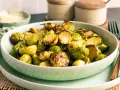 Knusprig gebratener Rosenkohl im Airfryer, goldbraun und appetitlich in einer Schüssel angerichtet.