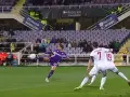 Piłkarz Fiorentiny w akcji podczas meczu z Interem Mediolan. Piłka leci w powietrzu, a zawodnik próbuje ją kopnąć.