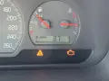 Na desce rozdzielczej świeci się kontrolka trakcji i silnika.