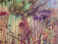 Abstraction végétale aux coulures de base peinture acrylique. Des teintes de pourpre et de vert se mêlent sur un fond ocre.