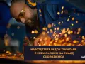 Pracownik w okularach i słuchawkach ochronnych szlifuje metal, sypiąc iskrami. Tekst: "Najczęstsze błędy związane z zezwoleniem na pracę cudzoziemca".