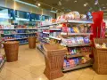 W sklepie z produktami spożywczymi, półki uginają się od słodyczy i przekąsek. Idealne miejsce, by zastanowić się, co warto przywieźć z Niemiec do Polski.