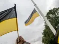 Flaga Kaszub powiewa na wietrze, symbol dumy i tożsamości.