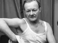 Tadeusz Fijewski w białej podkoszulce, przygotowujący się do sceny w jednym ze swoich filmów.