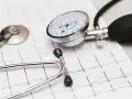 Stetoskop i ciśnieniomierz na tle zapisu EKG.