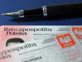 Dowód osobisty i pióro. Zastanawiasz się, ile wcześniej można wymienić dowód osobisty?