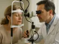 Oculista esegue trattamento laser SLT su paziente. Si discute delle controindicazioni per la salute oculare.