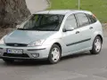 Srebrny Ford Focus, idealny dla szukających tanich samochodów do 3000 zł, jedzie po drodze.