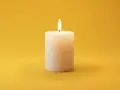 Brennende Kerze auf gelbem Hintergrund. Sie symbolisiert Hoffnung und Trost, was bei der Frage nach dem welcher pflegegrad bei palliativ wichtig ist.