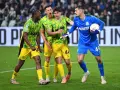 Piłkarze Sassuolo świętują bramkę w meczu Juventus – Sassuolo. Bramkarz Juventusu z piłką w rękach.