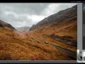 Paysage écossais traité dans Lightroom, avec une voiture sur une route sinueuse. L'ouverture sur la lumière de Lightroom France révèle des teintes chaudes et dramatiques.