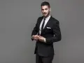 Uomo elegante con un completo nero, perfetto per il colore vestito laurea uomo.