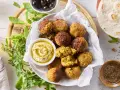Falafel, czyli pyszne kulki z ciecierzycy, podane z hummusem i pitą. Idealna przekąska, która pokazuje, co można zrobić z ciecierzycy.