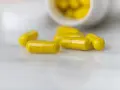 Capsule gialle sparse su una superficie chiara. La berberina a cosa serve? Potrebbe essere la risposta in queste capsule.
