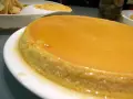 Budino di semolino fatto in casa da Benedetta, dorato e lucido, pronto per essere gustato.