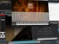 Ein Bildschirm mit einem **VST-Sampler** und verschiedenen Musiksoftware-Fenstern, darunter eine virtuelle Tastatur und Effekte.