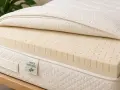 Coupe d'un matelas révélant une couche de latex naturel perforé, gage de confort et de respirabilité.