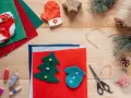 Materiały do tworzenia świątecznych kartki diy: filc, sznurek, igły, nożyczki, koraliki i ozdoby.
