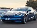 Niebieski Tesla Model S na torze wyścigowym. Sprawdź aktualną tesla model s cena i osiągi tego elektrycznego cudu techniki.