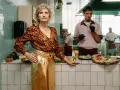 Szukasz miejsca, gdzie obejrzeć Teściowie 3? Zobacz tę scenę z filmu, gdzie przygotowywane są smakołyki.