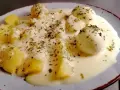 Jajka w sosie musztardowym z ziemniakami, posypane ziołami. Pyszne danie, które zachwyci każdego smakosza.